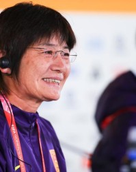 水庆霞发布会六次大笑心态放松 最后一练却遭折腾