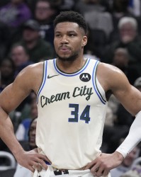 半岛体育官网-有点突然！字母哥和场边工作人员交流后 自己慢慢走回更衣室