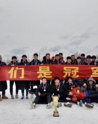 半岛体育-全胜夺冠！青岛二中足球队十一连胜捧起队史首座 “市长杯”